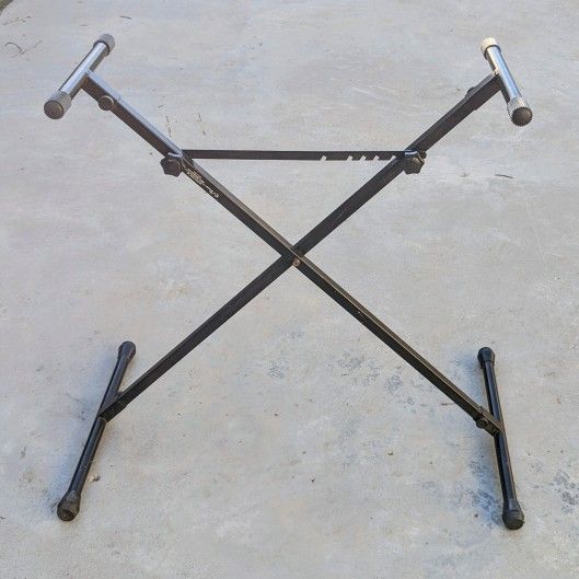 Keyboard Stand - Adjustable Stand 27" to 34" - In Excellent Condition • Musical Equipment, Keyboard Accessories, Stands,  Musical Instruments, Music S