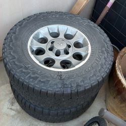 Pair Of Wheels And Tires LT285/70r17 On FJ Cruiser Dark Gray Wheels