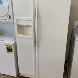 GE Side By Side Refrigerator White Excellent .  Warranty  . Delivery Available . 2203 Fowler St. 33901