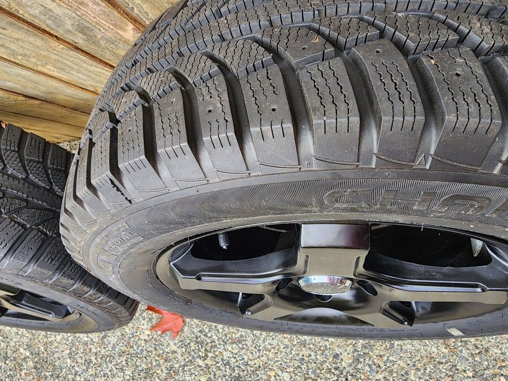 16" Chrysler Town&Country Snow Wheels and Tires for Sale in Everett, WA