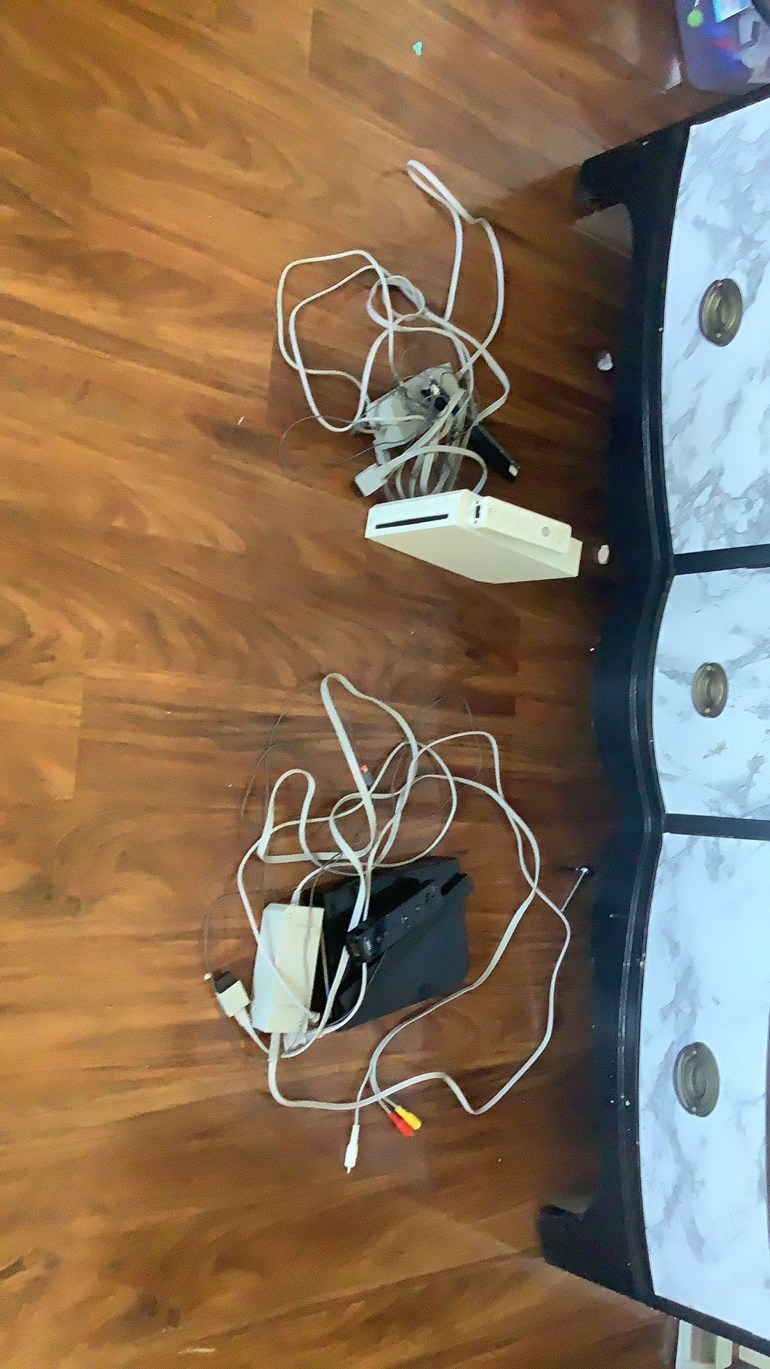 2 Wii’s, White Wii and Black Wii (READ DESCRIPTION BEFORE MAKING COMPLAINS)