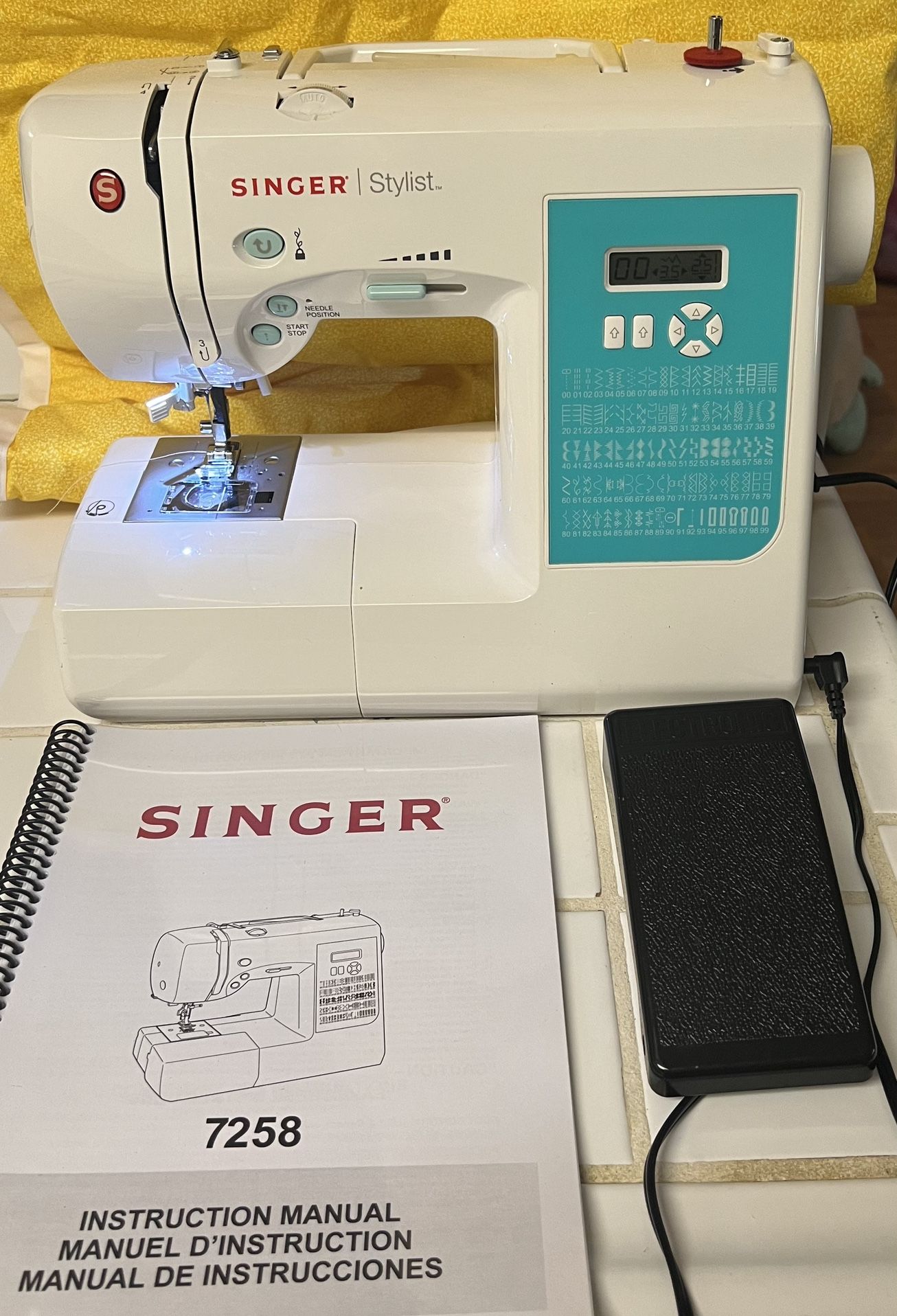 Singer Stylist 7258 Sewing Machine. Super Clean!