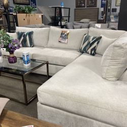 white sectional 💚☁️ $1,899