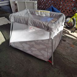 skip and hop travel playpen