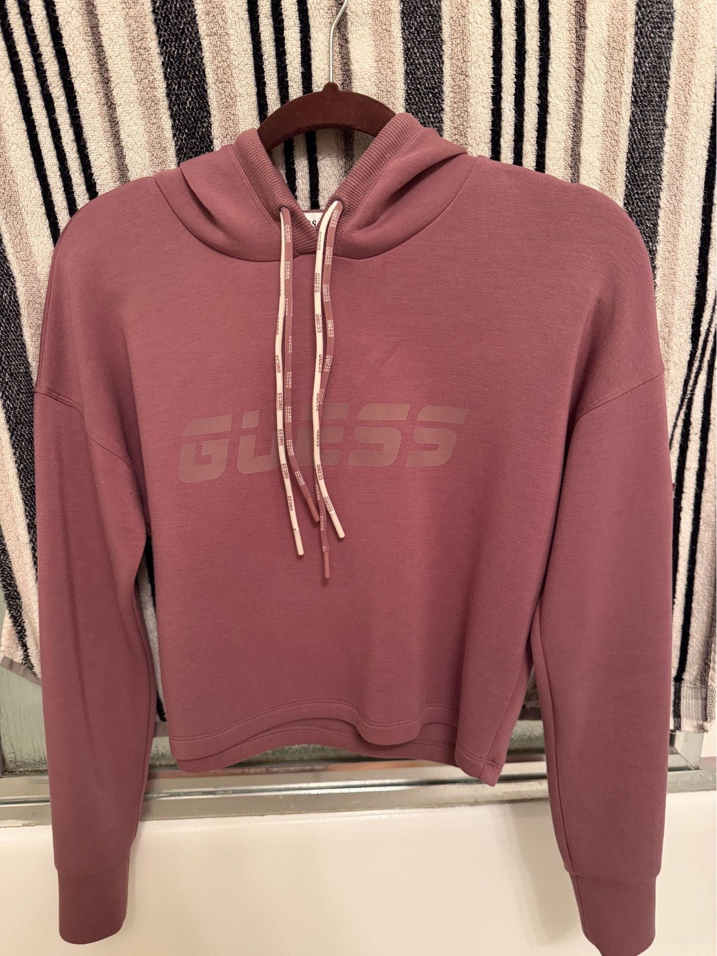 Guess sweatshirt