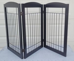 Like New 3 Panel 30" Tall by 60" Wide Solid Wood and Wire Freestanding Pet Dog Gate