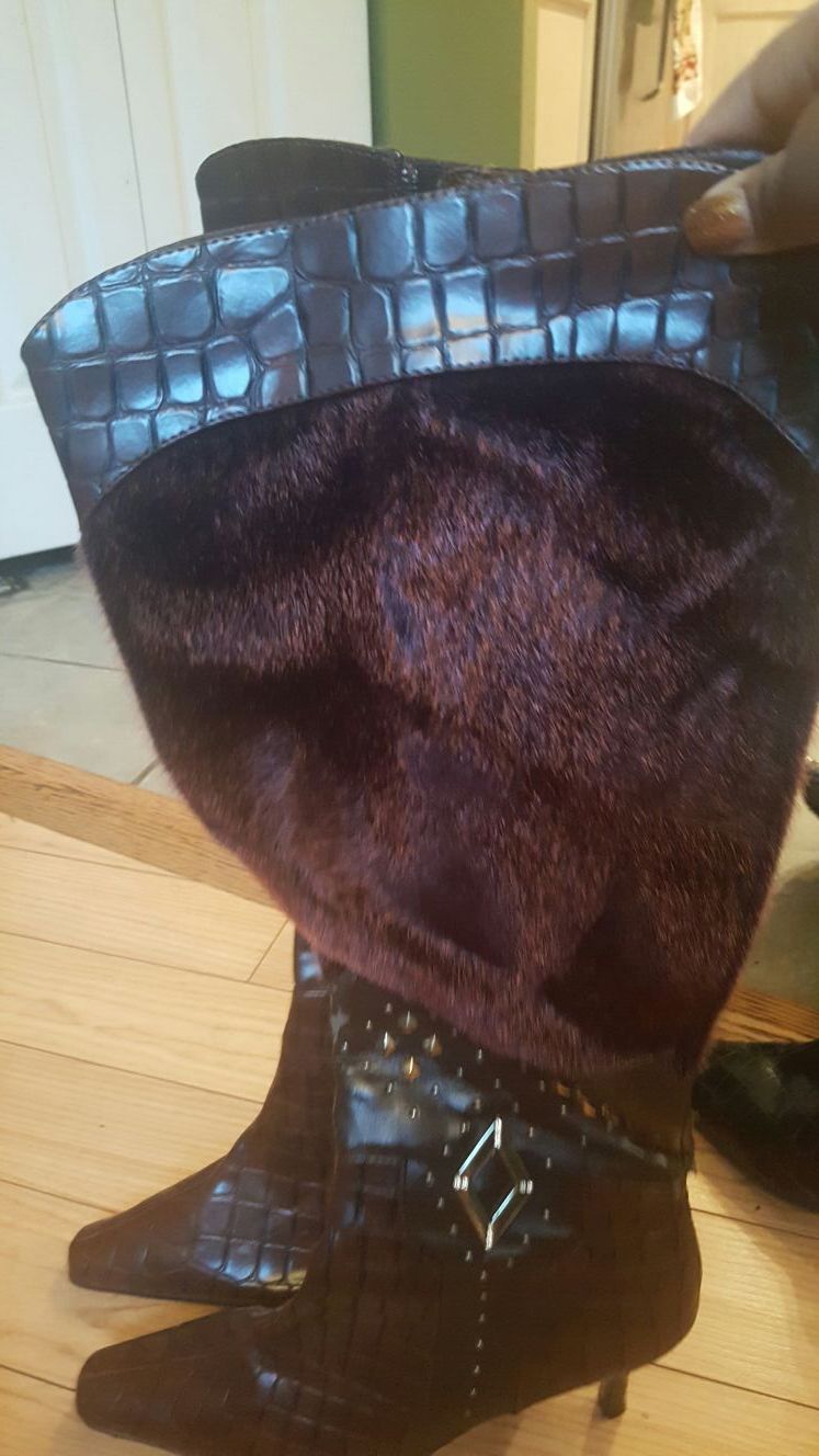 Boots w/ fur Burgandy size 11