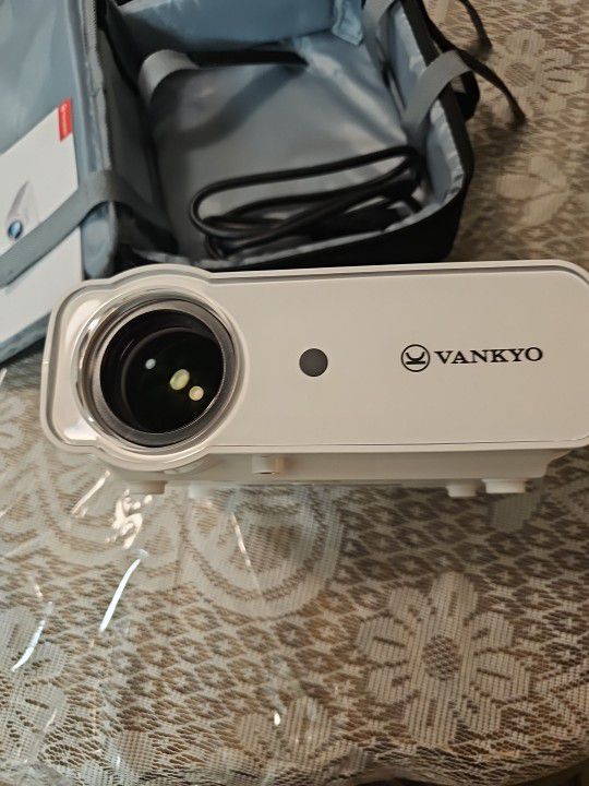 VANKYO LEISURE D30T PROJECTOR WITH REMOTE AND ACCESSORIES
