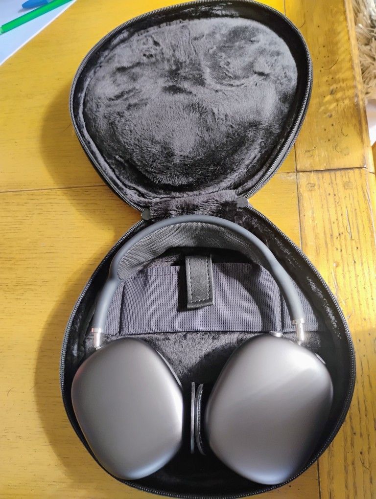 Airpods Max, Near New, with Waterfield Leather case