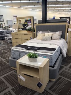 6pc King Or Queen Bedroom Set
