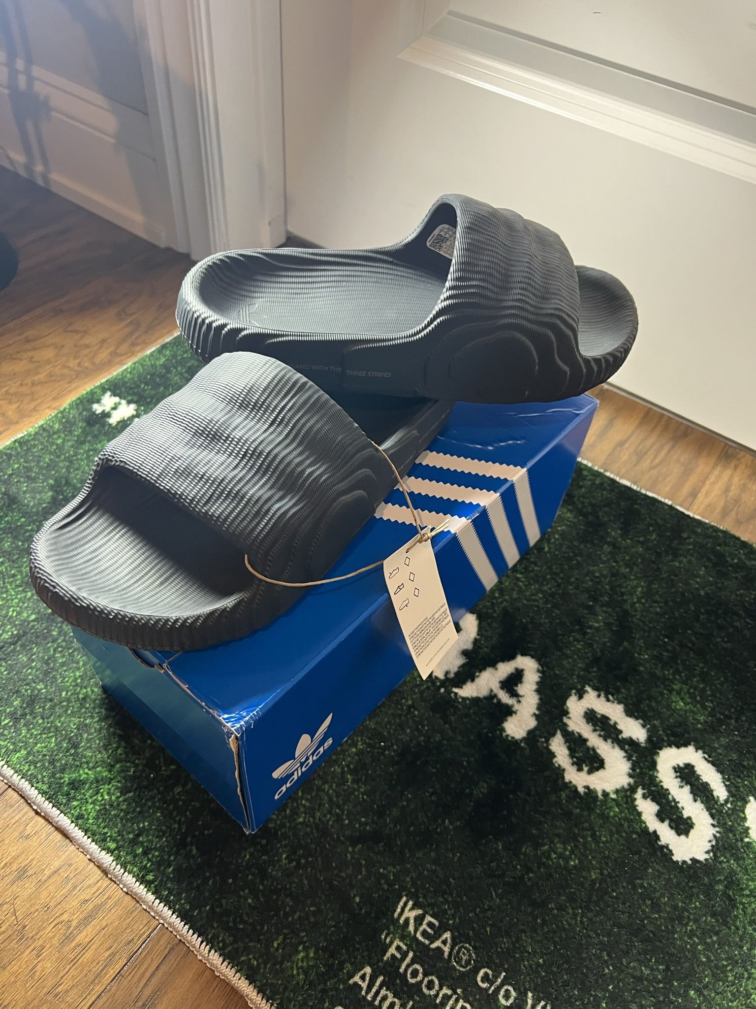 Size 9 Adilette 22 Carbon