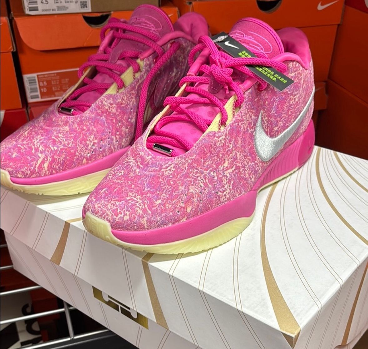 Nike LeBron 21 Men’s 10 / Women’s 11.5