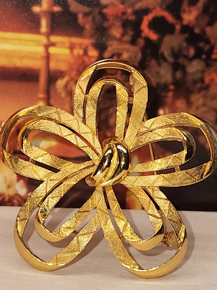 #1617, VINTAGE  CROWN TRIFARI BOW BROOCH 2"INCHES ( SIGNED) 
