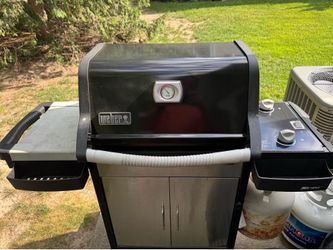 Weber grill with two propane tanks working