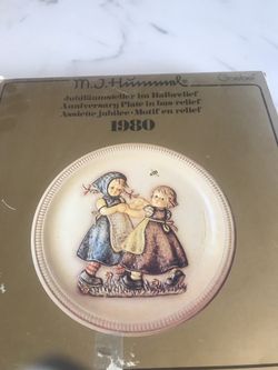 Geniune hand painted 1980 Hunmel Plate