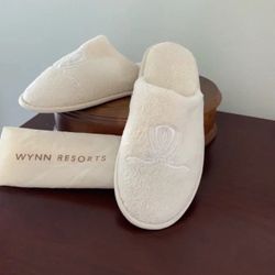 Wynn Encore Resorts Las Vegas Women's Ivory Slippers With Dust Travel Dust Bag