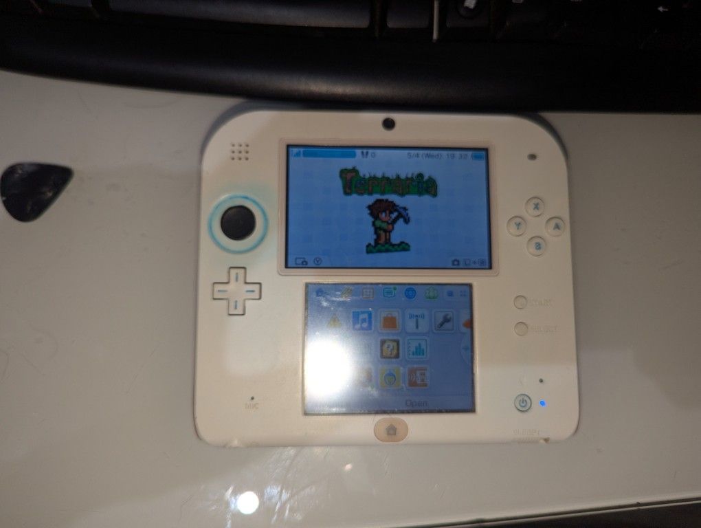 Nintendo 2DS (Comes With Game and Charger)