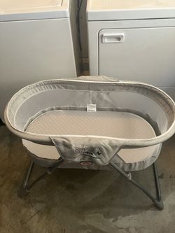 Like new primo Travel Bassinet