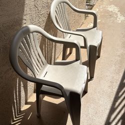 2  Plastic  And Table Only $10