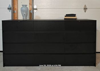 Like now long dresser / TV stand with 12 drawers in great condition all drawers working,driveway pickup.
L63"*W16"*H32"