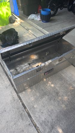 Low profile toolbox