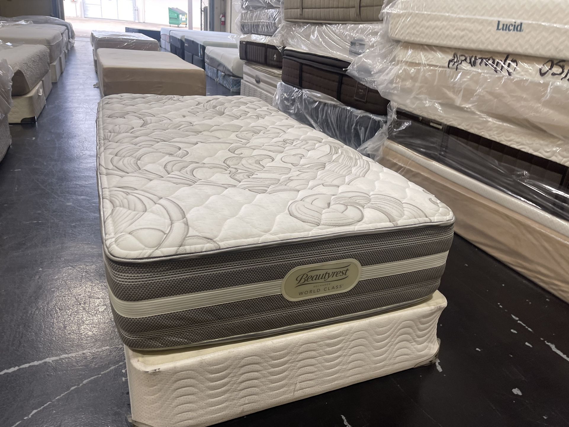 Twin Xl Beautyrest Mattree And Boxpring 🐽