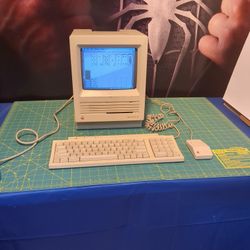 WORKING MACINTOSH SE COMPUTER, WITH KEYBOARD, MOUSE, CABLES.