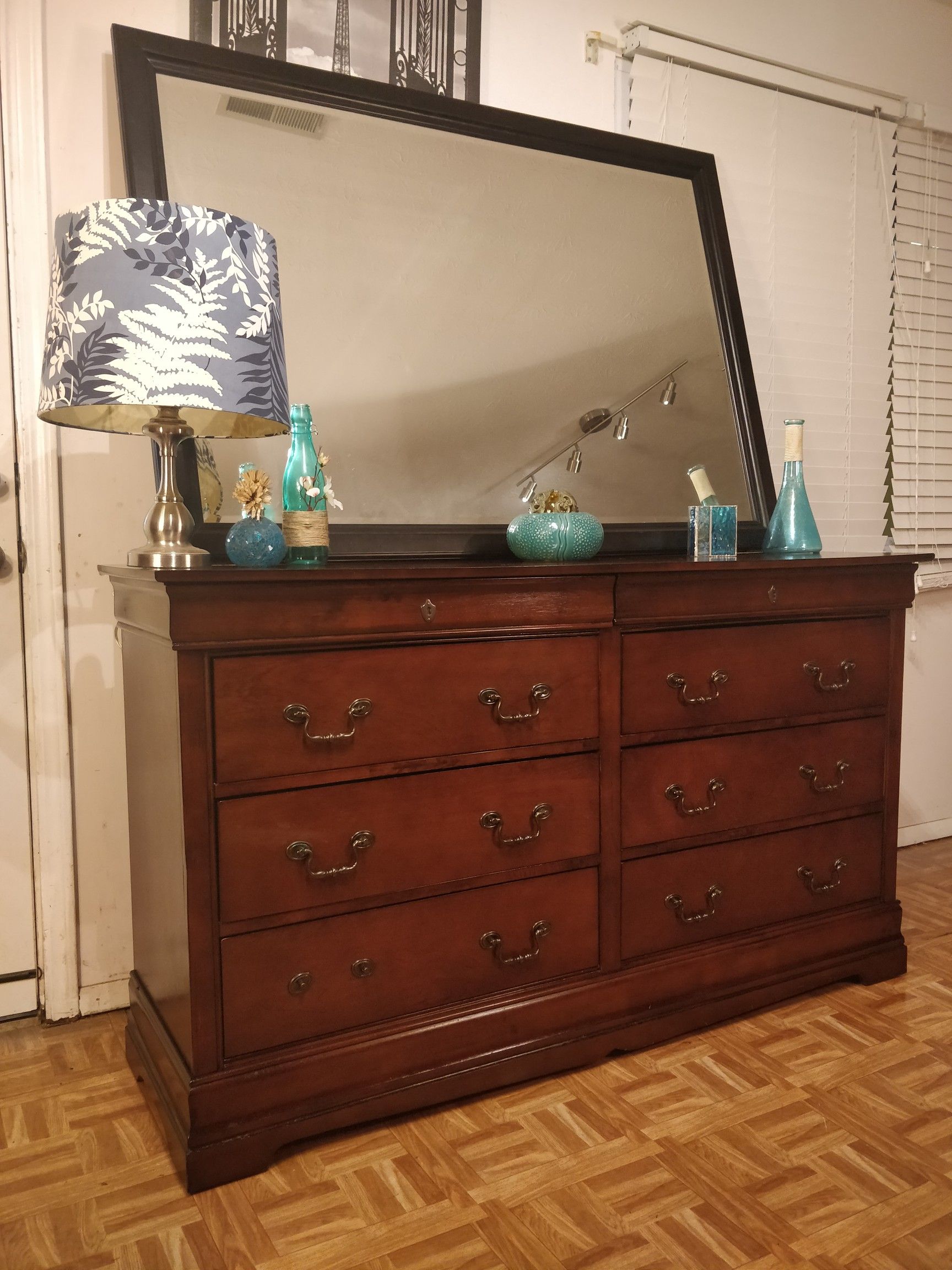 Nice dresser with 8 drawers and big mirror in very good condition, all drawers sliding smoothly, pet free smoke free. L59"*W18"*H34"