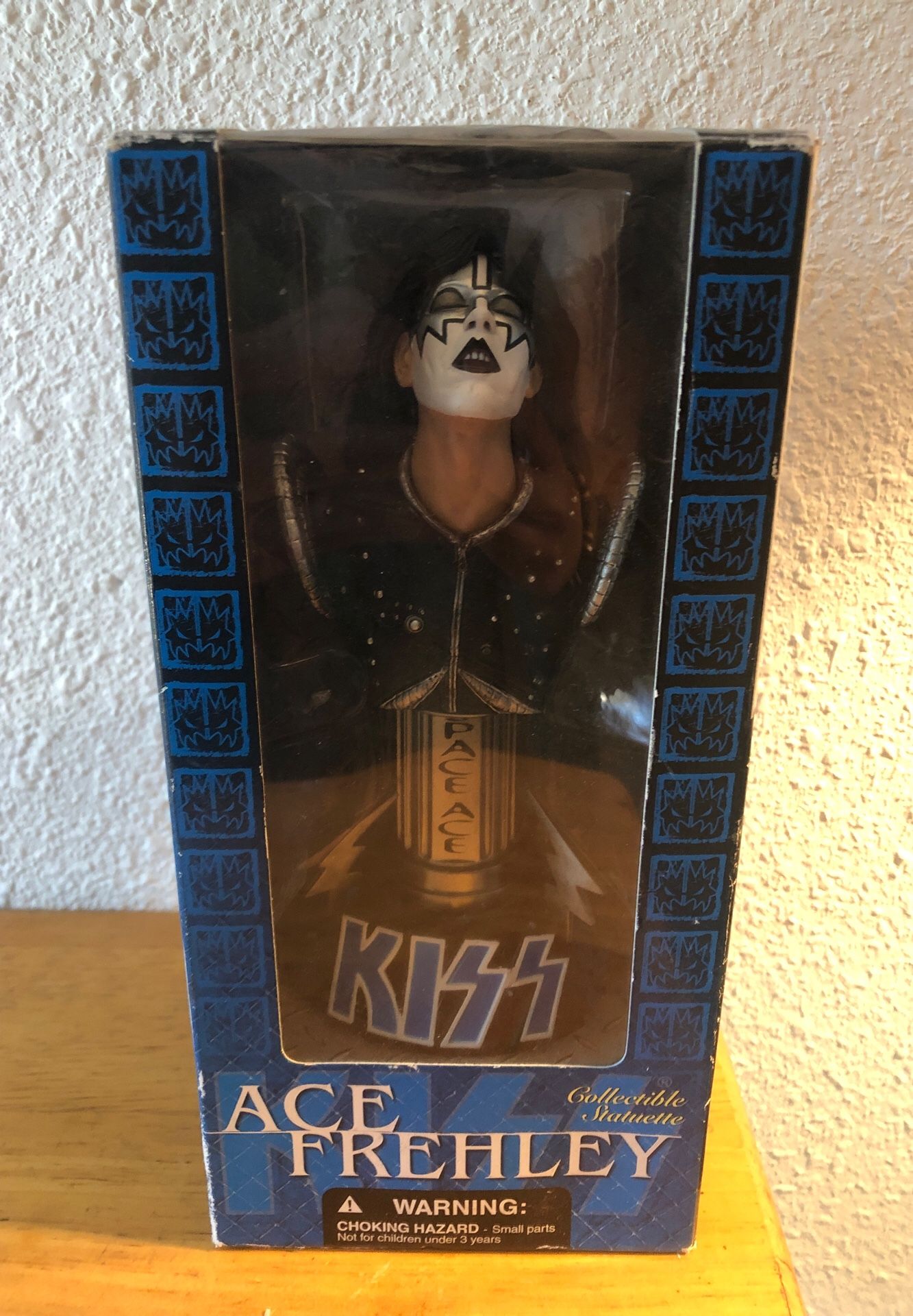 Kiss Collective Statue