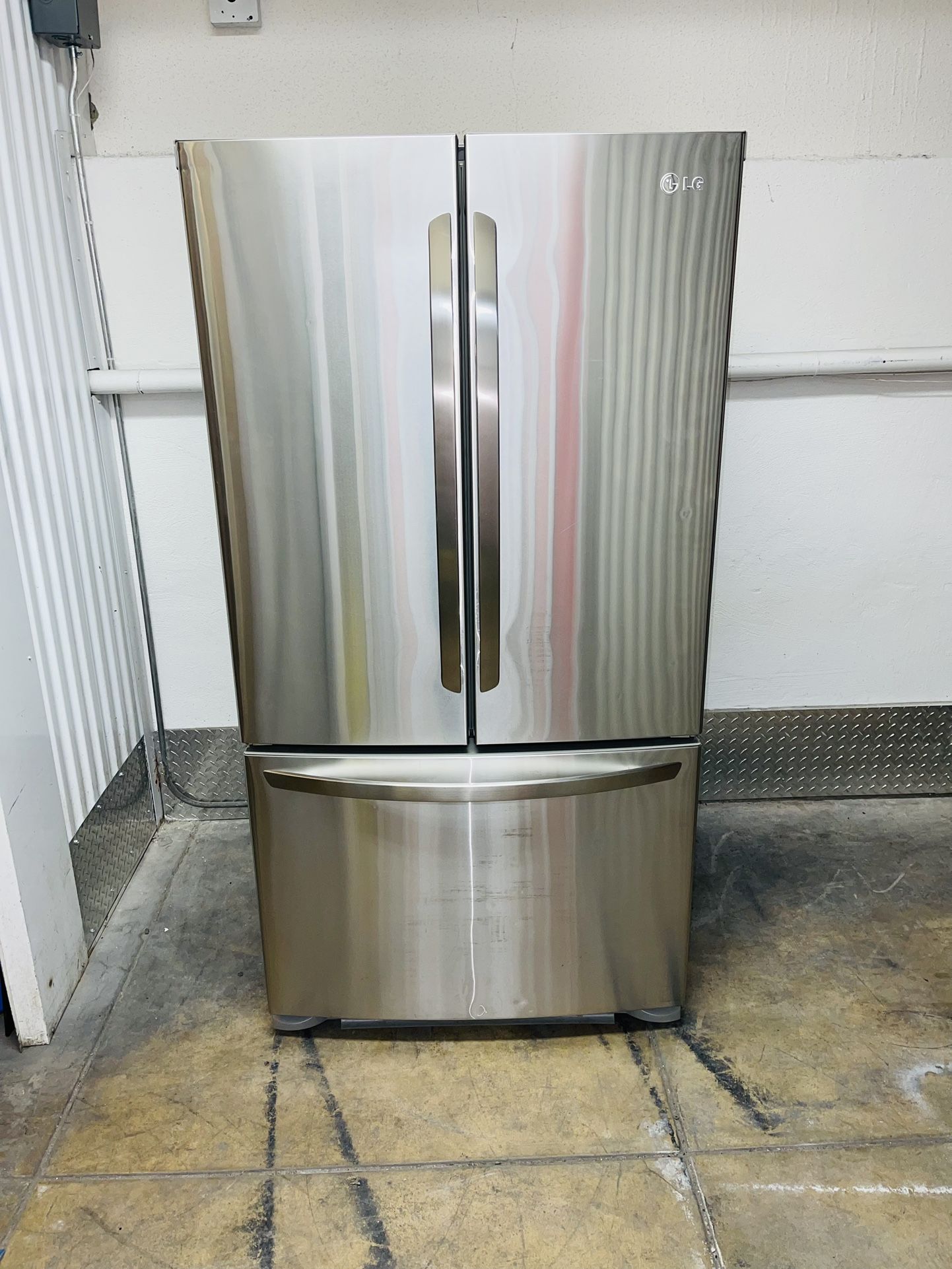 LG refrigerator stainless steel 36X69X29 in very good condition a receipt for 60 days warranty