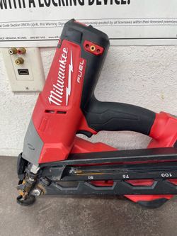 Milwaukee M18 FUEL 15 Gauge 34° Finish Nailer 18V 2-1/2"  2743-20