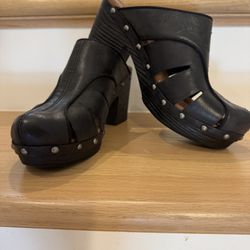 Used KORKS Clogs NENEH Size 7M Blk Please read description.