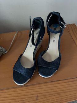 There very nice shoes the size is 7.5 The color is navy blue