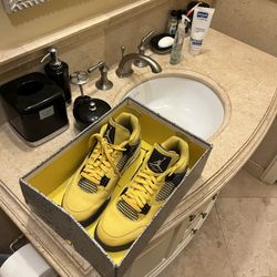 Air Jordan 4 Retro “Lighting” 2022 Yellow