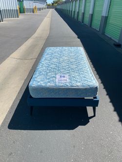 TWIN PLATFORM BED SET.