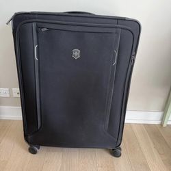 Victronix Werks Traveler 6.0 extra large suitcase - used once