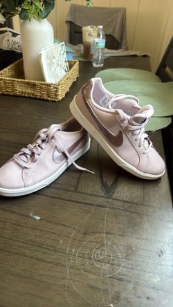 Nike Court Royale female size 9