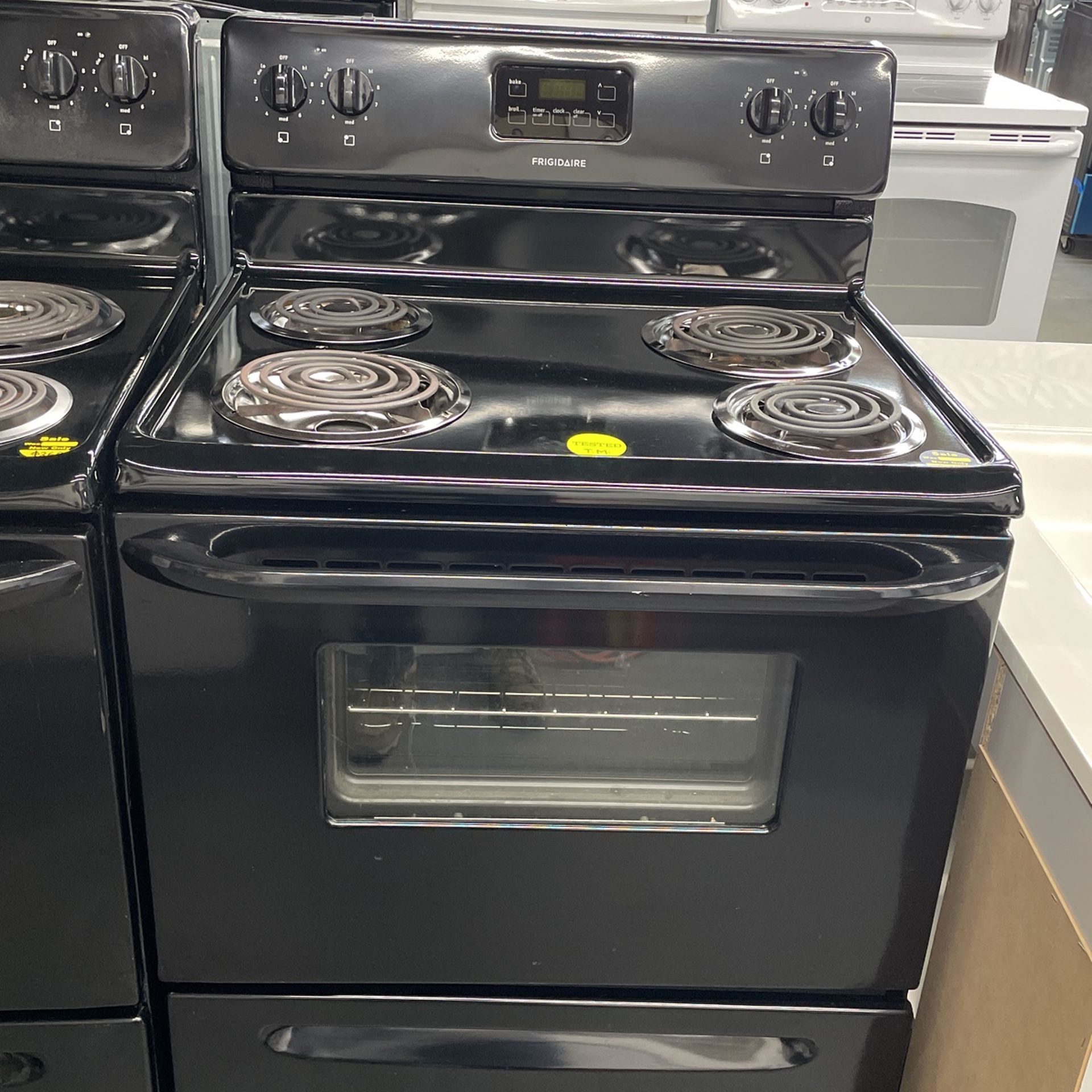Frigidaire Electric Stove 4 Coils In Color Black