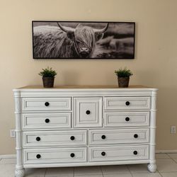 DRESSER