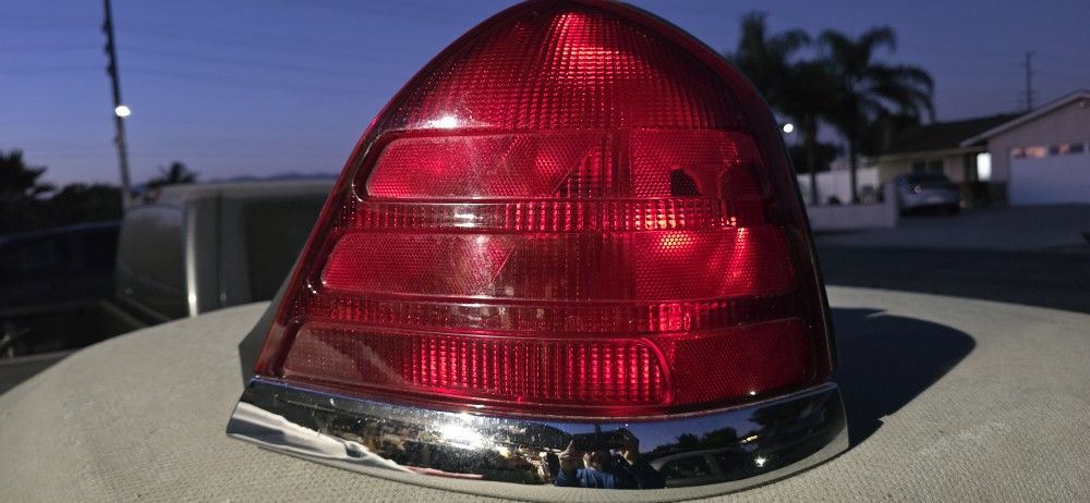 CROWN VIC TAILLIGHT