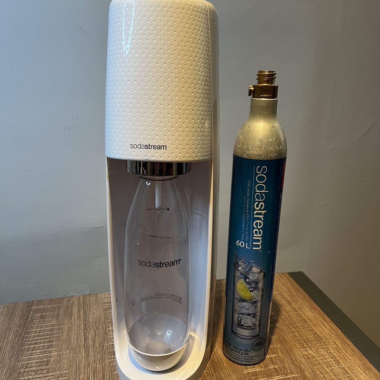SODA STREAM White SPT-001 Sparkling Water Soda Maker for Sale in Portland, OR