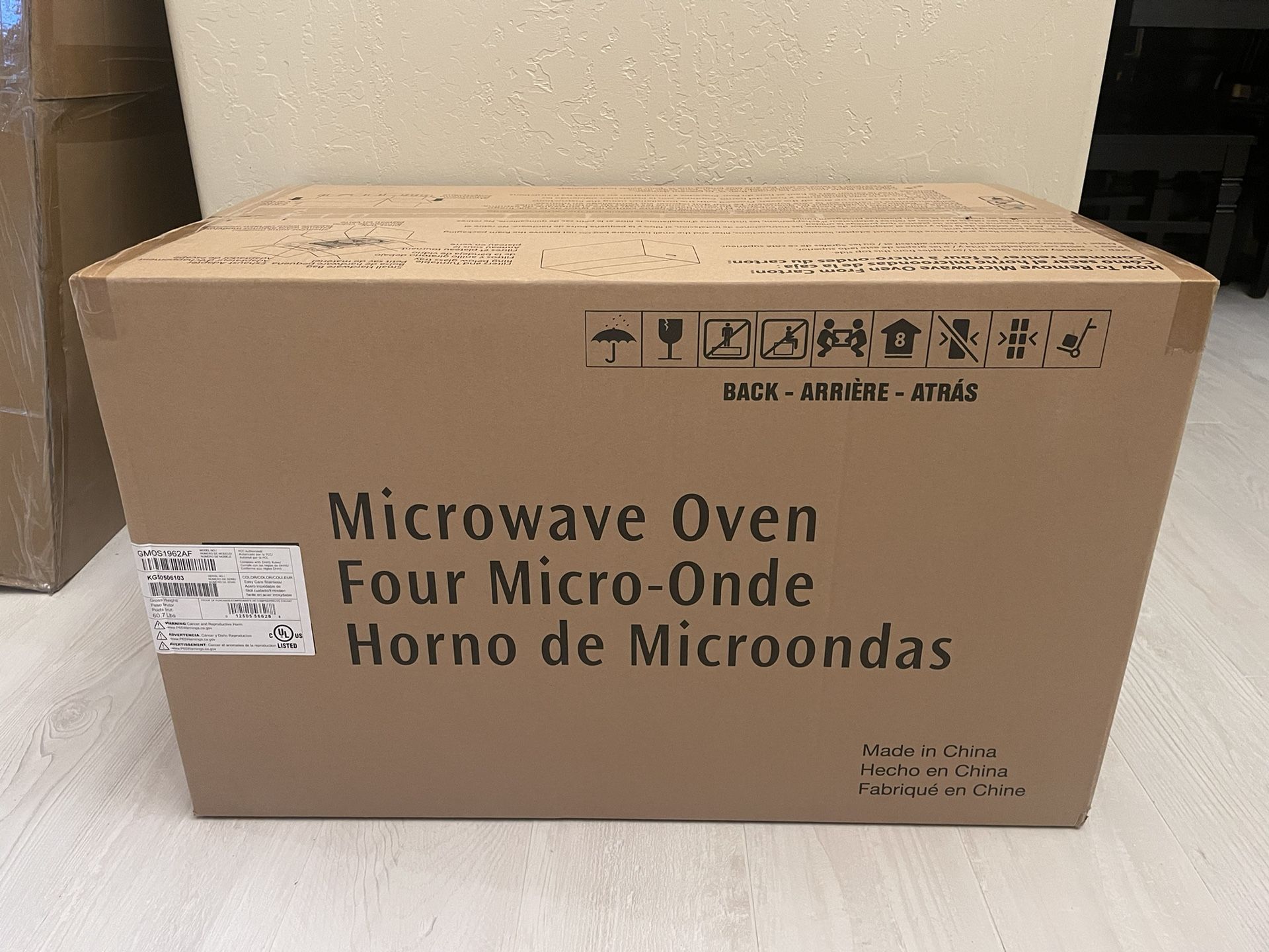 NEW!!! Frigidaire Gallery Overhead Microwave