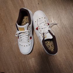 WHITE  PUMA WOMENS LEATHER SNEAKERS SIZE 8 $ 10.00.k