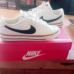 4 Pair of Nike's And 2 Pair of Pumas Sold Together 