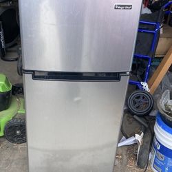 Mini Fridge - Magic Chef