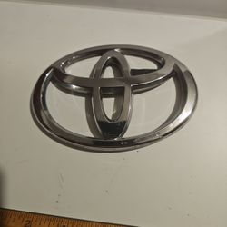 09-13 Toyota Camry/Avalon Rear Trunk Emblem