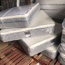 Huge sale for Mattress And Box Twin size mattress and box 150.$ full 190$ Queen 200$ king 290$. free delivery free set up 708….289…7715… cash or Zelle