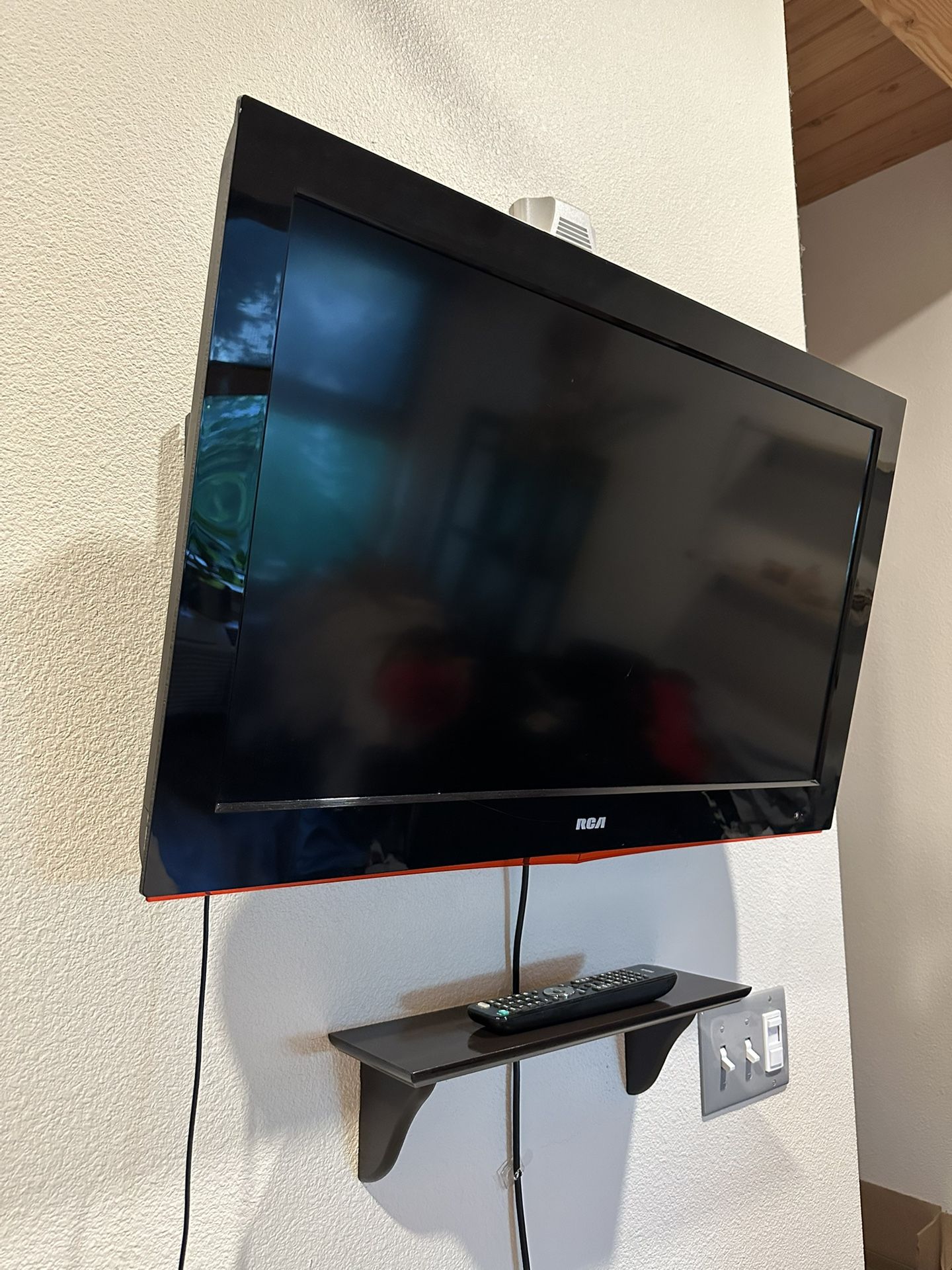 RCA TV With Built-in DVD Player