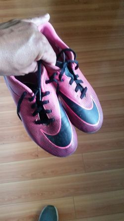 Soccer shoes