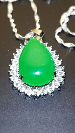 Women's Vintage designer Teardrop Emerald green Jade jadeite Necklace pendant with beautiful tweeted Silver chain 24 inches long